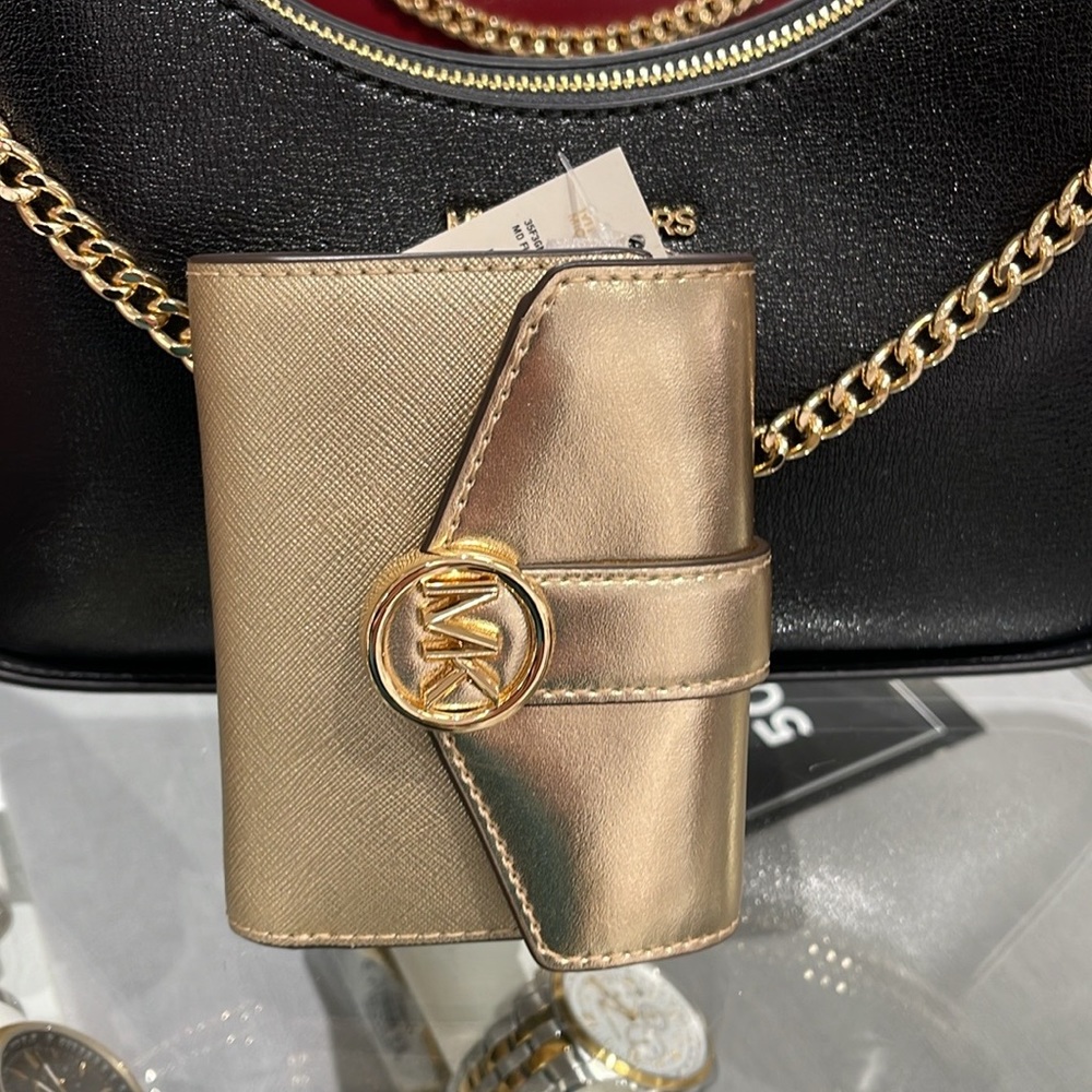 MICHAEL KORS CARMEN MEDIUM LOGO AND FAUX LEATHER WALLET
PALE GOLD
NWT - Picture 2 of 16